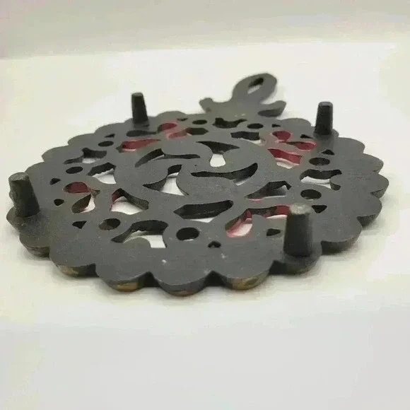 Vintage WILTON Cast Iron Painted Trivet W/ Feet Pot Holder Hot Plate Red Hearts - Picture 7 of 12